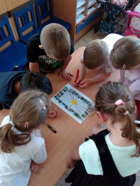 Ilustrácia dieťaťa pracujúceho s farebnými pastelkami a pracovným listom