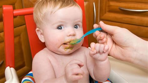 Dieťa konzumujúce prstové jedlá