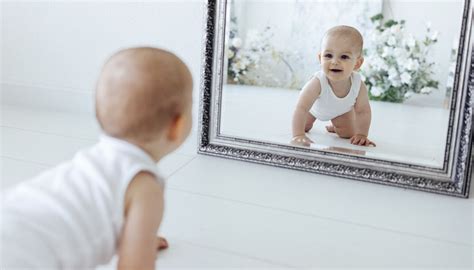 bábätko sleduje odraz v zrkadle