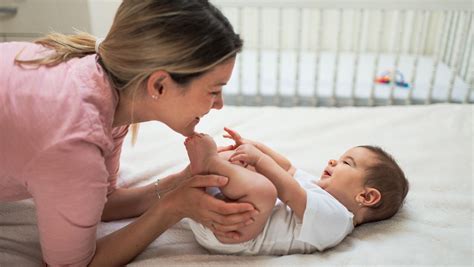 Obrázok znázorňujúci správne a nesprávne nadvihovanie dieťaťa pri prebaľovaní