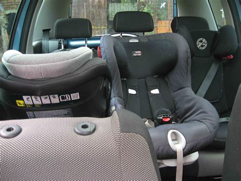 Infografika zobrazujúca inštaláciu autosedačky pomocou ISOFIXu