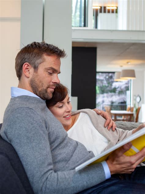 Pár sediaci na gauči s bábätkom