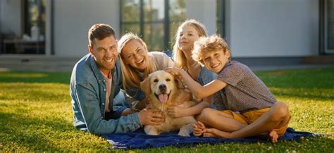 Rodina so psom a bábätkom