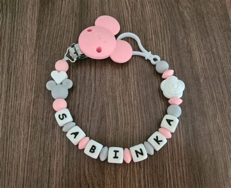 Ručne vyrábaná retiazka na cumlík s menom