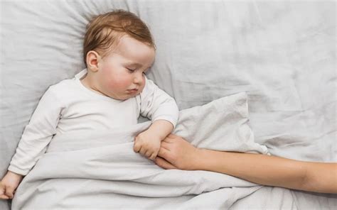 Ruka držiac novonarodené bábätko