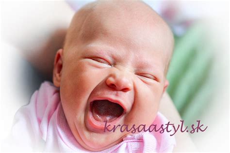 usmiate dieťa vo sne