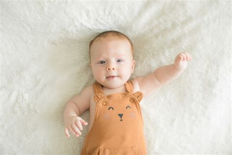 Rodina s dvomi deťmi, staršie dieťa hladká bábätko