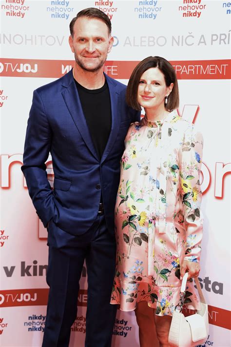 Rodina s dvomi deťmi, staršie dieťa hrá s mladším súrodencom