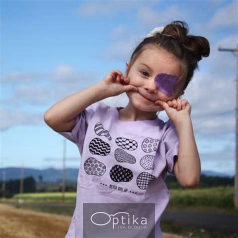 Dieťa s náplasťou na oku (okluzor)