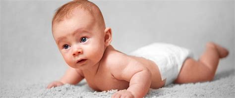 dieťa cvičí na brušku