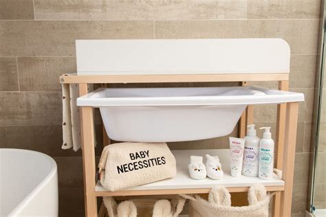 Prebaľovací pult s vaničkou a zásuvkami