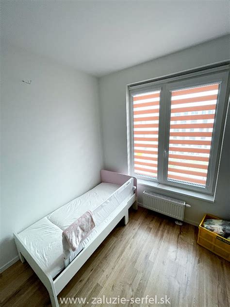 Noc v detskej izbe s tlmeným svetlom