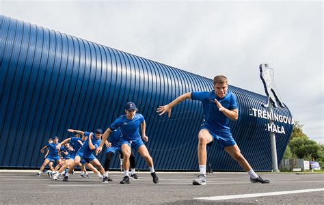 Športovec počas tréningu s fľašou vody