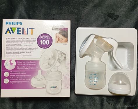 Ilustrácia matky používajúcej manuálnu odsávačku mlieka