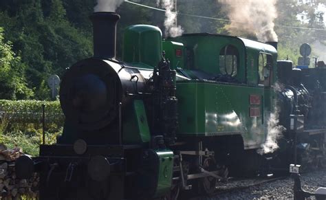 Fotografia parnej lokomotívy na železnici