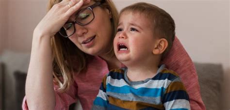 Ilustrácia rodiča, ktorý sa snaží upokojiť plačúce dieťa