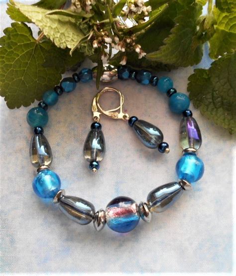 Detail reprodukcie Hviezdnej noci s víriacimi hviezdami