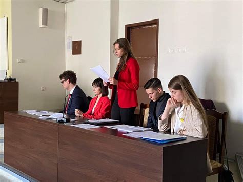 Ilustrácia znázorňujúca súdny proces a boj o deti