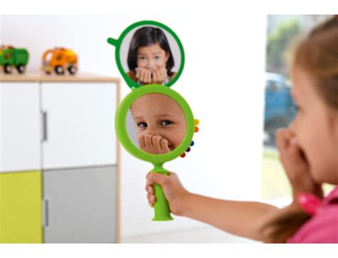 Obrázok zrkadla, v ktorom sa odráža rodič a dieťa