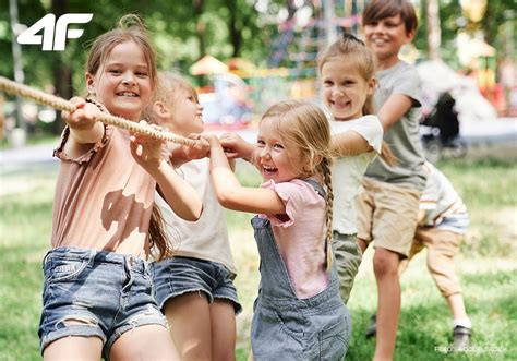 Ilustrácia detí, ako sa hrajú spolu a tvoria priateľstvá