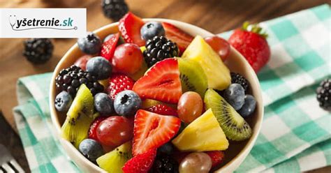 farebná zelenina a ovocie na tanieri