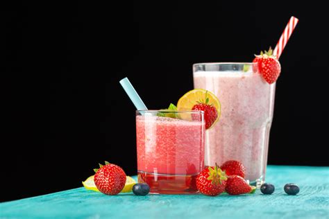farebné smoothie v pohári s ovocím