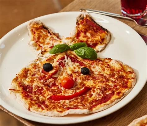 detská pizza s rôznymi toppingmi