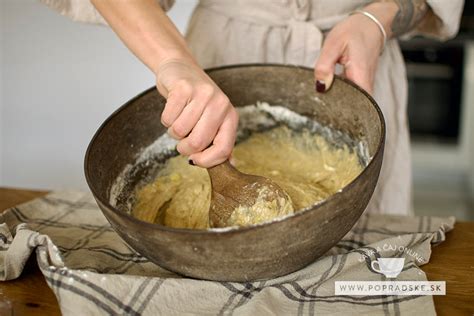 rozložené suroviny na prípravu banánového chleba