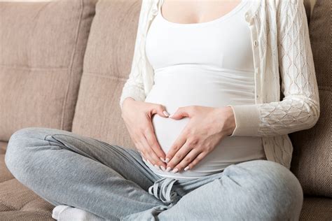 zväčšenina bruška tehotnej ženy pred pôrodom