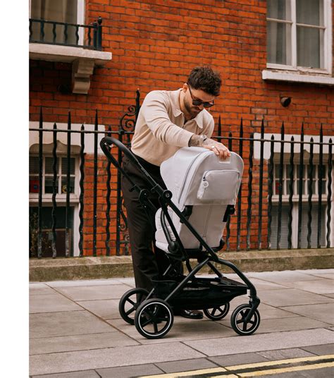 Dítě v kočárku Cybex Eezy S Plus