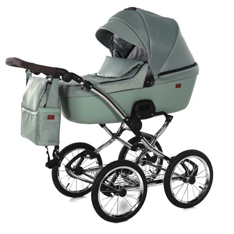 Biely kočík s veľkými kolesami v mestskom prostredí