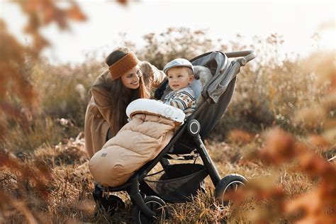 Ilustrácia predĺženého zimného fusaku s dieťaťom v kočíku