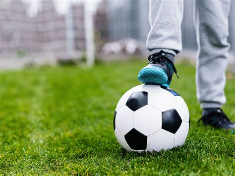 Dieťa sa hrá s loptou a rozvíja hrubú motoriku