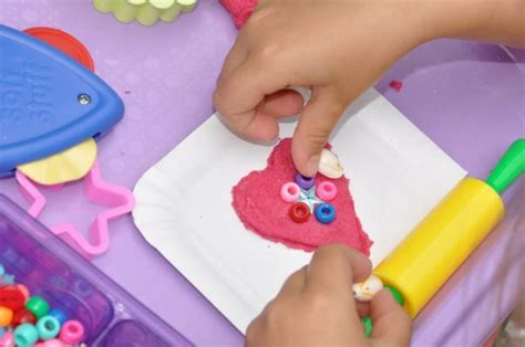 Dieťa modeluje cesto