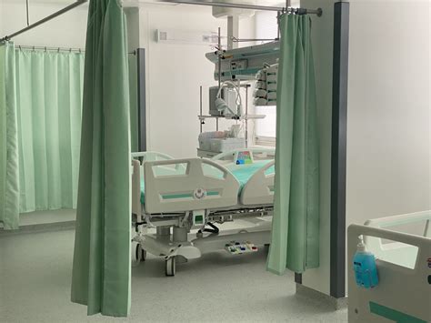 Ilustrácia spokojných pacientov s lekármi