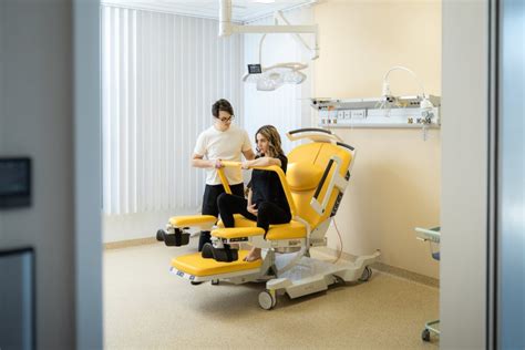 Ilustrácia: Spolupráca lekára a pôrodnej asistentky