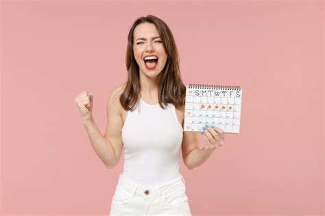 Ilustrácia hormonálnych tabletiek na oddialenie menštruácie