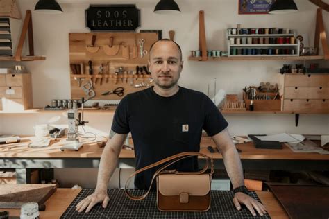 Interiér brašnárstva s ukážkou kožených výrobkov a náradia