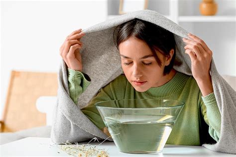 Žena inhaluje pri kašli