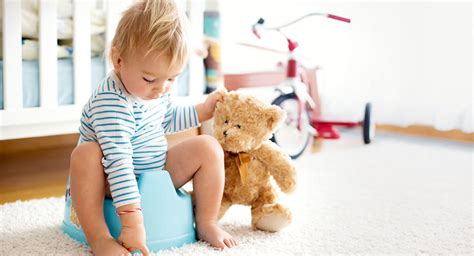 Dieťa zaujímajúce sa o nočník