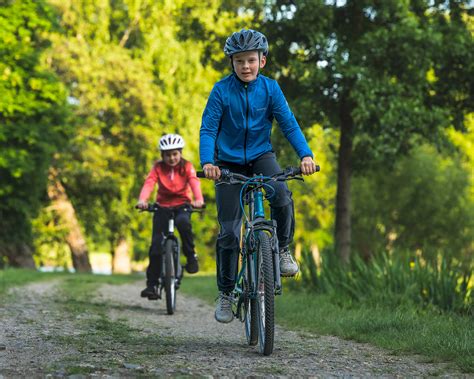 Dieťa sa učí šliapať do pedálov na bicykli