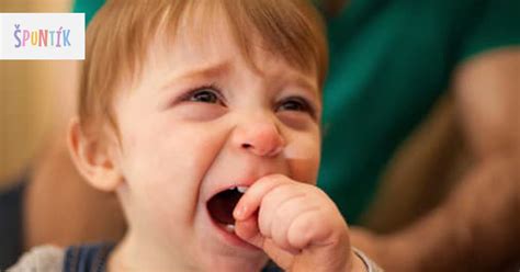 Dieťa hádže sa o zem v obchode, rodič stojí v pokoji