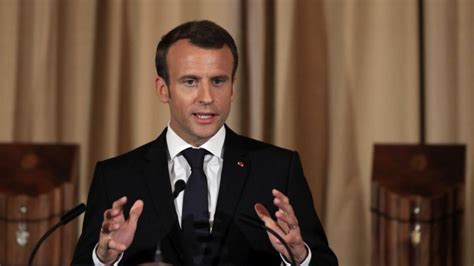 Rodina kráča ruka v ruke, symbolizujúca jednotu a pohodu