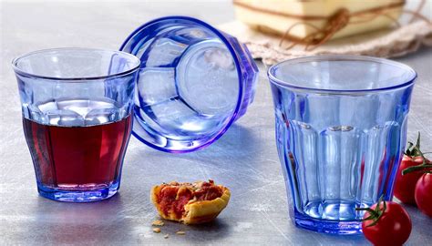 dieťa vyberá medzi dvoma farebnými pohármi