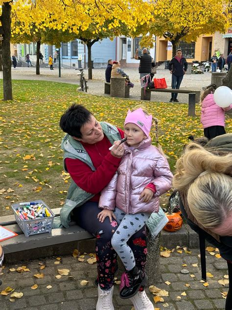 rodičia pijú vodu spolu s deťmi