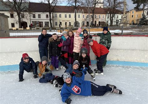 Športovec predvádza pokročilú techniku na korčuliach