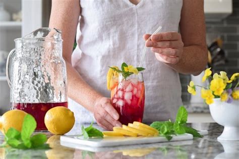 ikony symbolizujúce dostatok tekutín, odpočinok a ľahké oblečenie