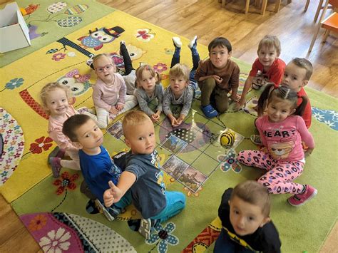 Deti si cvičia pred lyžovaním