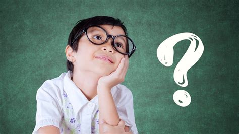 Dieťa s lyžiarskou prilbou a okuliarmi