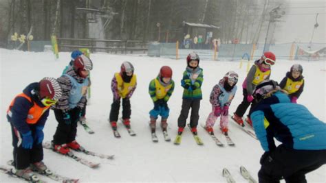 Deti na lyžiarskom kurze s inštruktorom